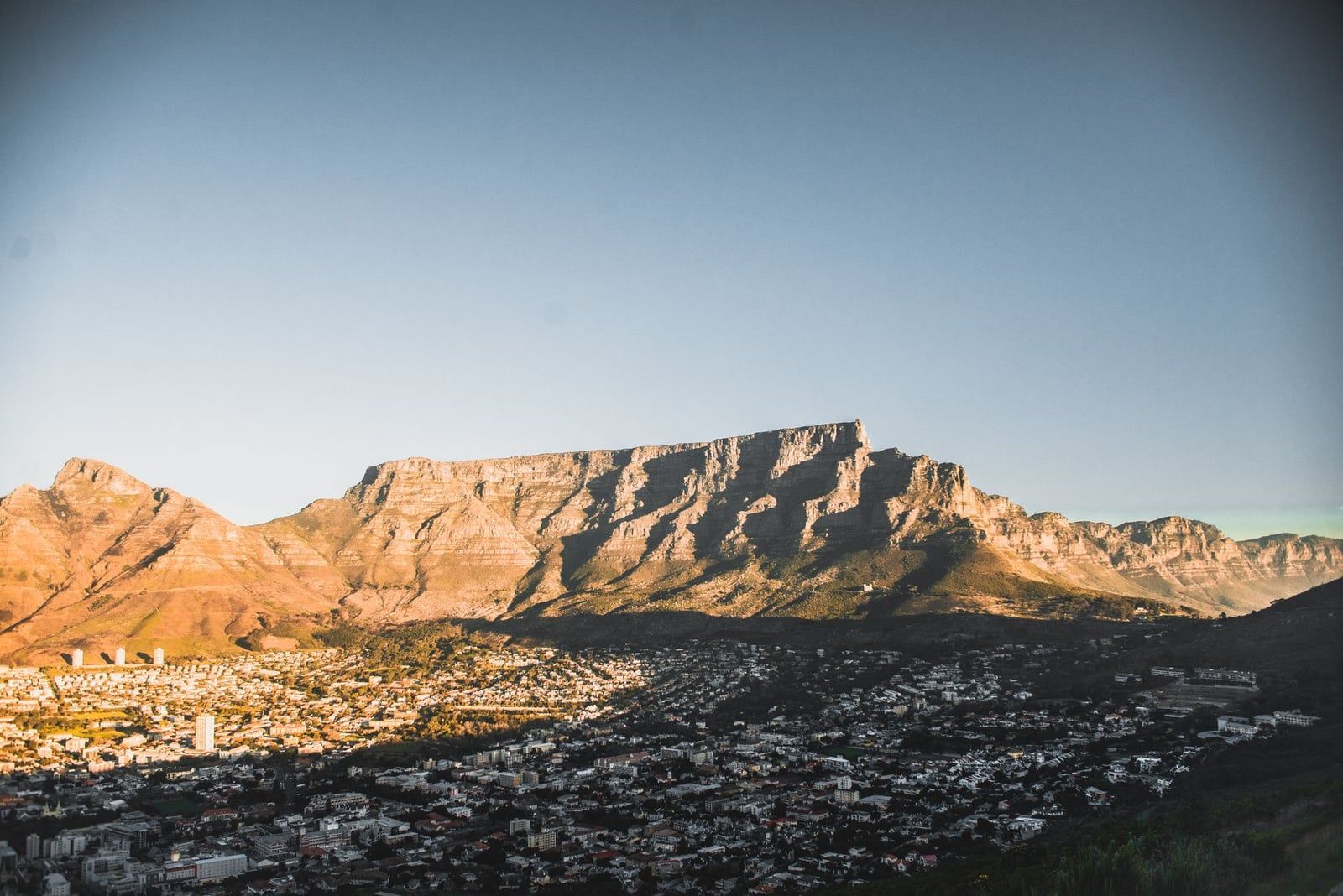 Der Tafelberg überragt die Innenstadt von Kapstadt im warmen Nachmittagslicht, der Ausgangspunkt einer Garden-Route-Reiseroute.