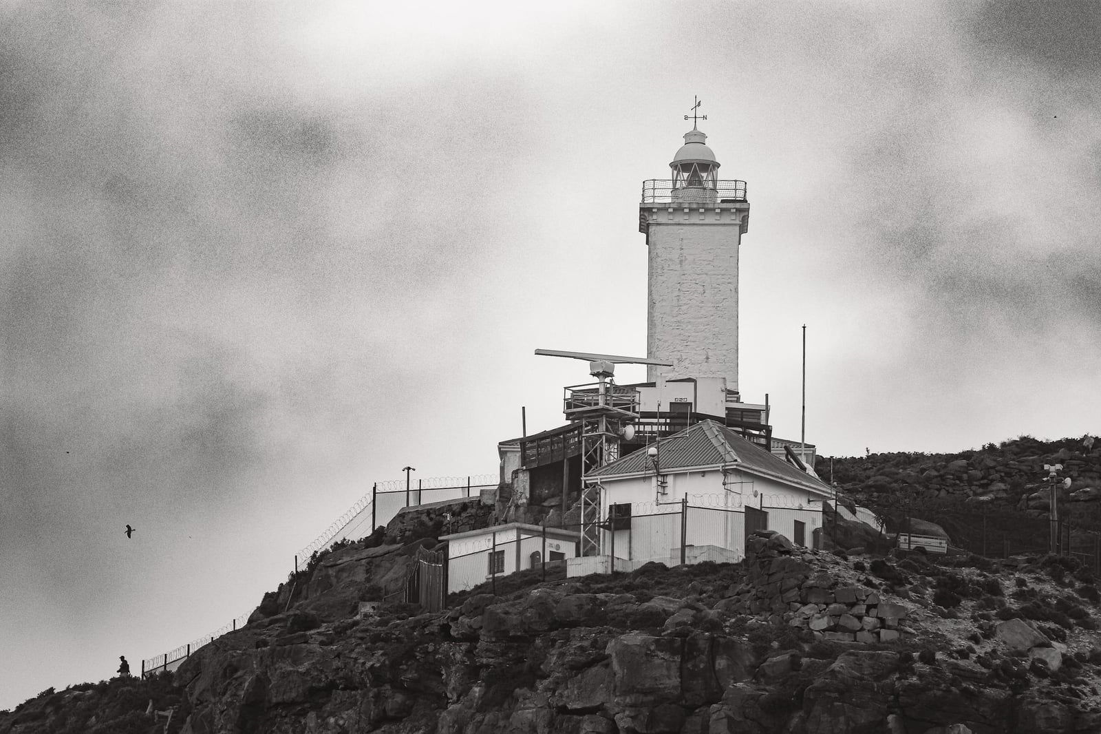 Schwarz-weiße Ansicht des Cape St Blaize Lighthouse, hoch oben auf einem felsigen Hügel in Mossel Bay an der Garden Route.